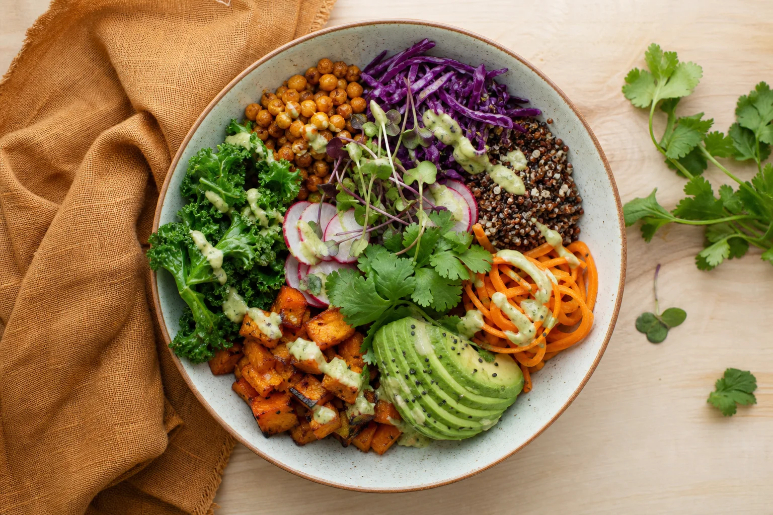 Barevná buddha bowl na stole